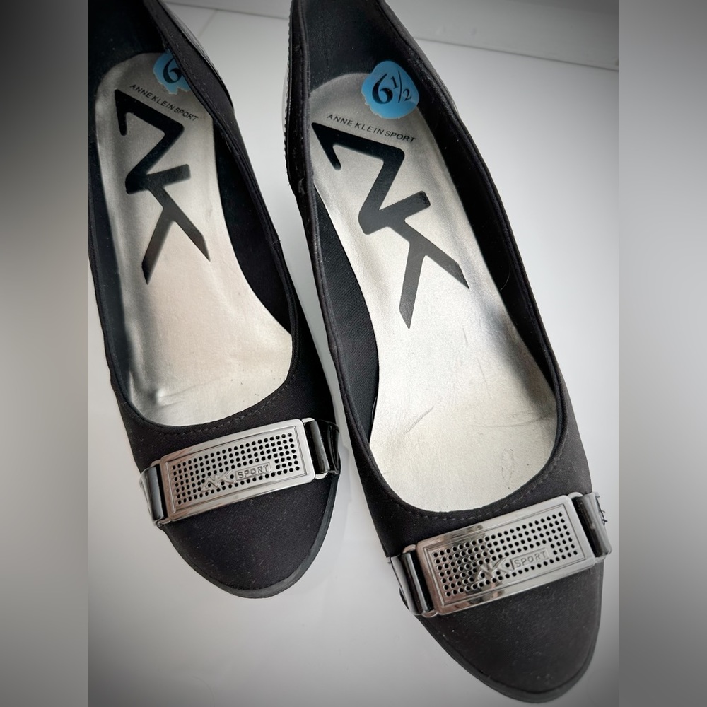 Beautiful and comfy wedges.
